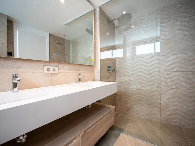 Penthouse Alma is a brand-new duplex home in a secure gated community in Marbella East. It has two ensuite bedrooms, a guest bathroom, and an open-plan living space that connects the kitchen, dining, and lounge areas. Floor-to-ceiling windows fill the hom
