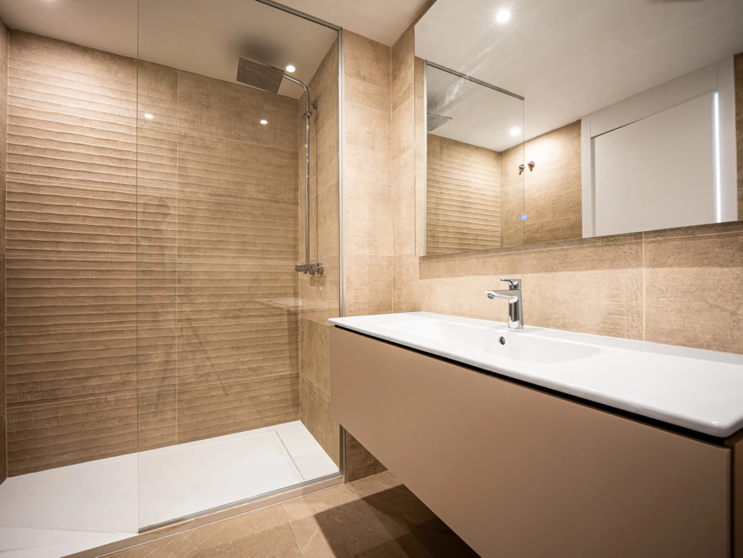 Penthouse Alma is a brand-new duplex home in a secure gated community in Marbella East. It has two ensuite bedrooms, a guest bathroom, and an open-plan living space that connects the kitchen, dining, and lounge areas. Floor-to-ceiling windows fill the hom