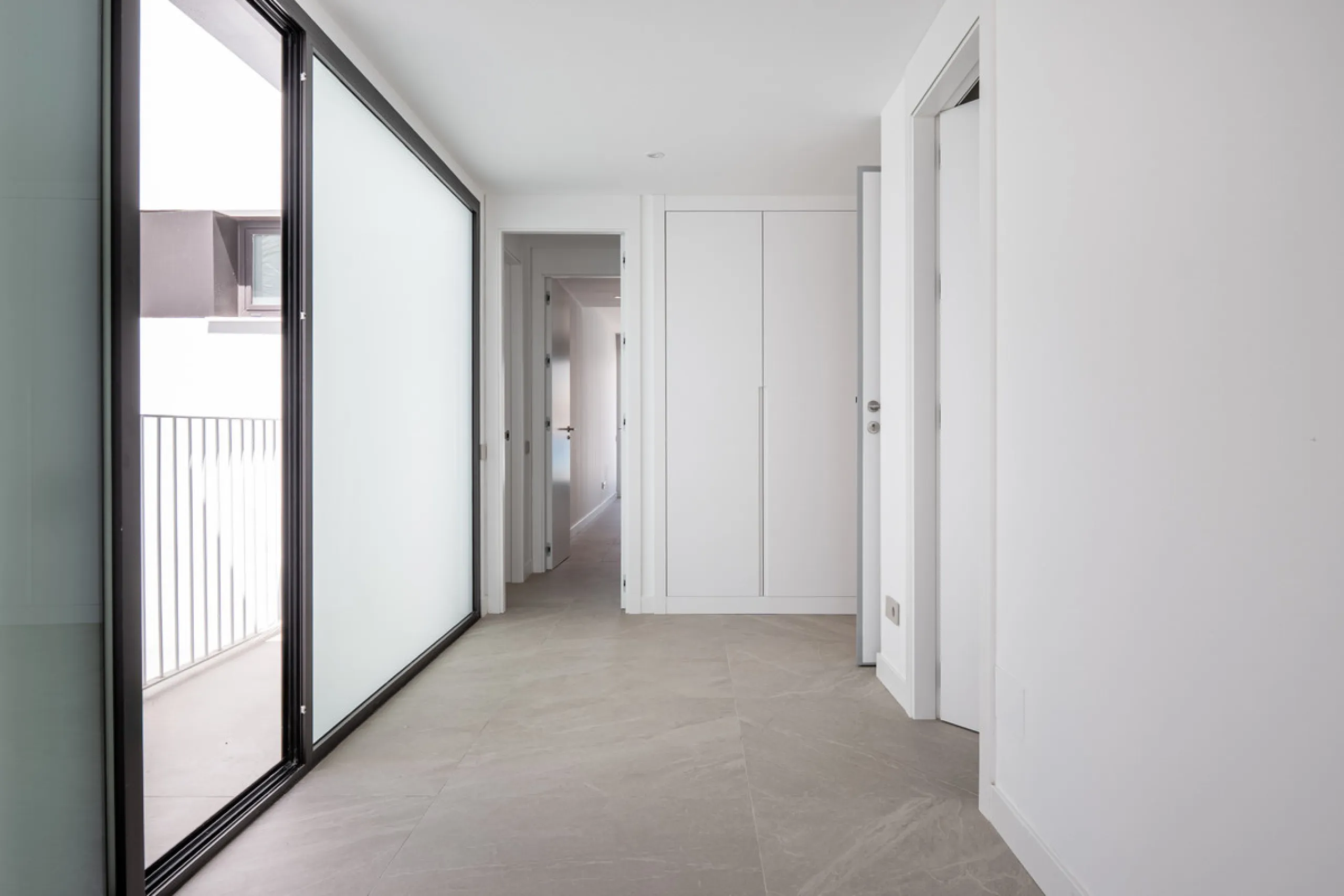 Penthouse Alma is a brand-new duplex home in a secure gated community in Marbella East. It has two ensuite bedrooms, a guest bathroom, and an open-plan living space that connects the kitchen, dining, and lounge areas. Floor-to-ceiling windows fill the hom