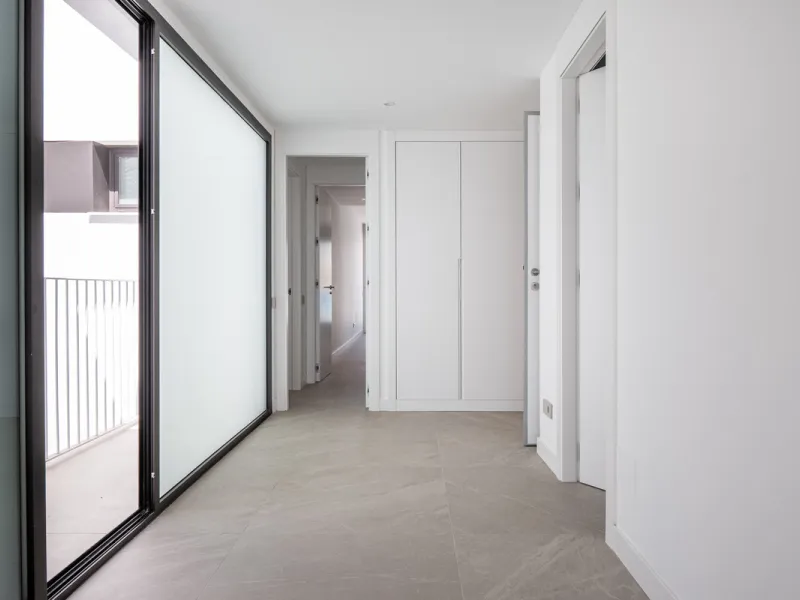 Penthouse Alma is a brand-new duplex home in a secure gated community in Marbella East. It has two ensuite bedrooms, a guest bathroom, and an open-plan living space that connects the kitchen, dining, and lounge areas. Floor-to-ceiling windows fill the hom