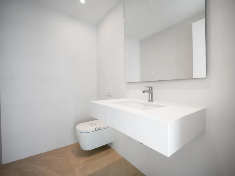 Penthouse Alma is a brand-new duplex home in a secure gated community in Marbella East. It has two ensuite bedrooms, a guest bathroom, and an open-plan living space that connects the kitchen, dining, and lounge areas. Floor-to-ceiling windows fill the hom
