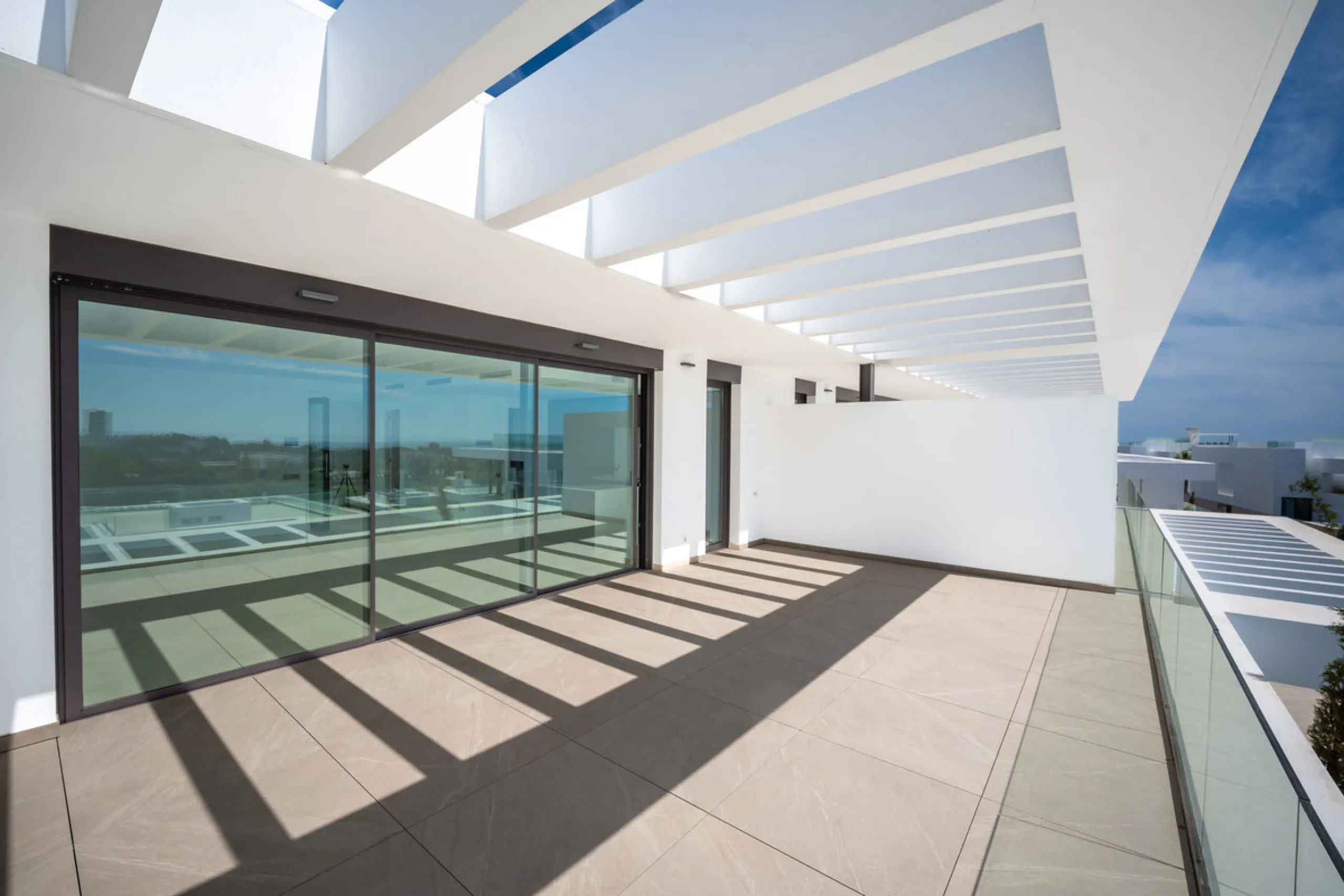 Penthouse Alma is a brand-new duplex home in a secure gated community in Marbella East. It has two ensuite bedrooms, a guest bathroom, and an open-plan living space that connects the kitchen, dining, and lounge areas. Floor-to-ceiling windows fill the hom