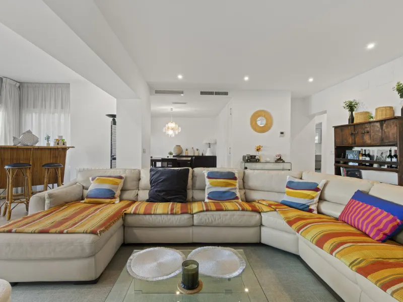 This beautifully presented 4 bedroom, 3 bathroom villa perfectly blends traditional Andalusian charm with sleek, contemporary interiors and is located in the sought after area of Guadalmina Alta.