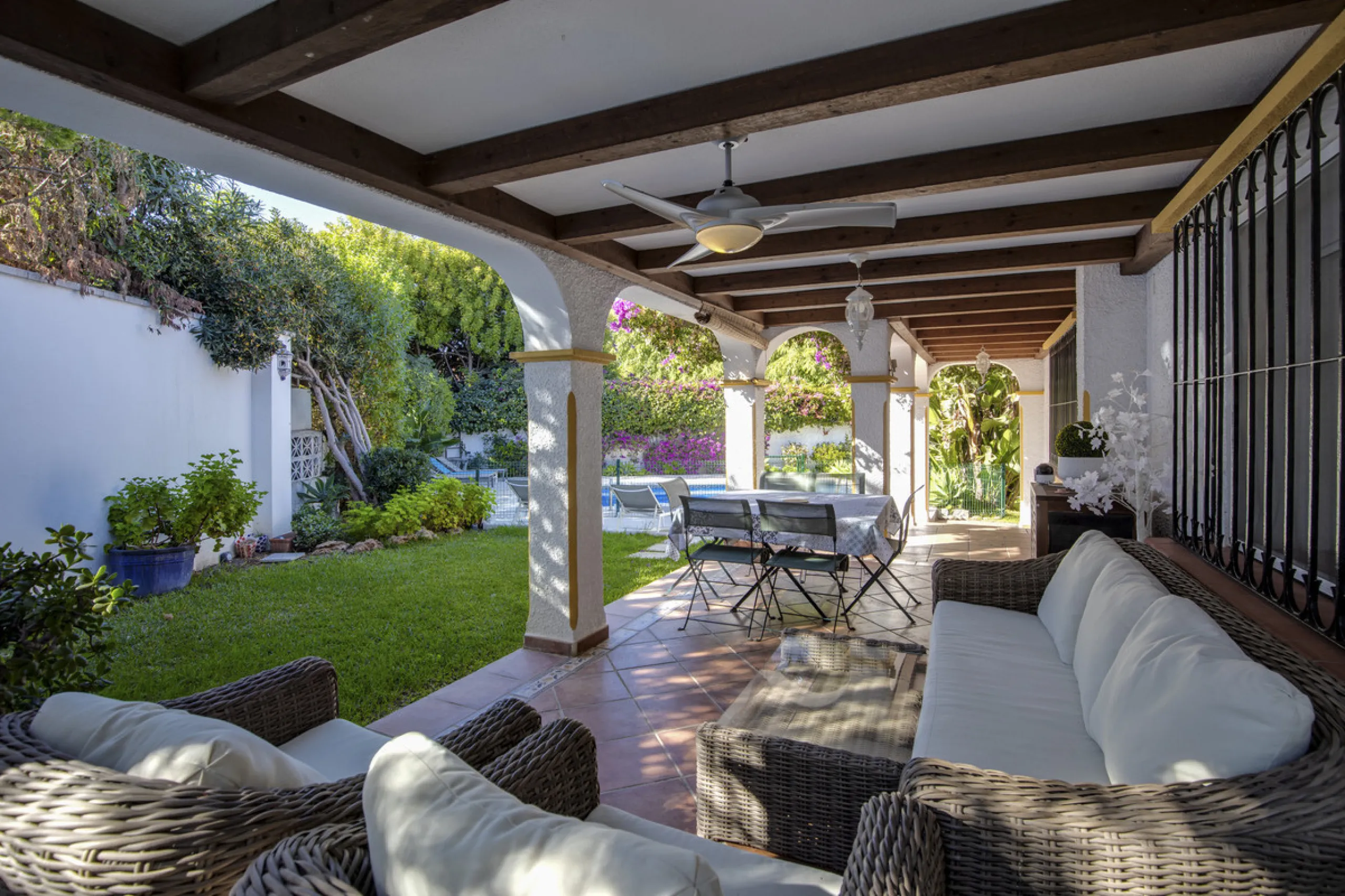House - Detached Villa в продаже в Marbella, Málaga. В доме 4 спален и 3 ванных комнат. Площадь дома 230 м². Площадь участка 936 м²