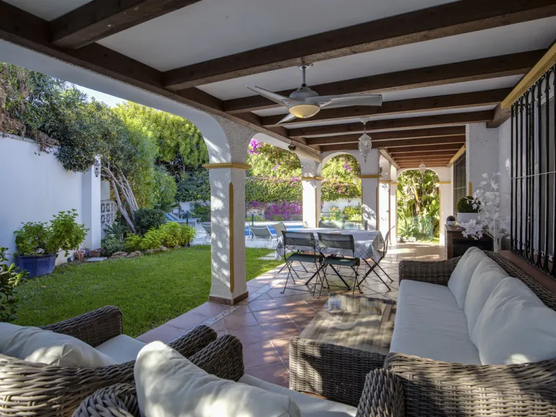 House - Detached Villa в продаже в Marbella, Málaga. В доме 4 спален и 3 ванных комнат. Площадь дома 230 м². Площадь участка 936 м²