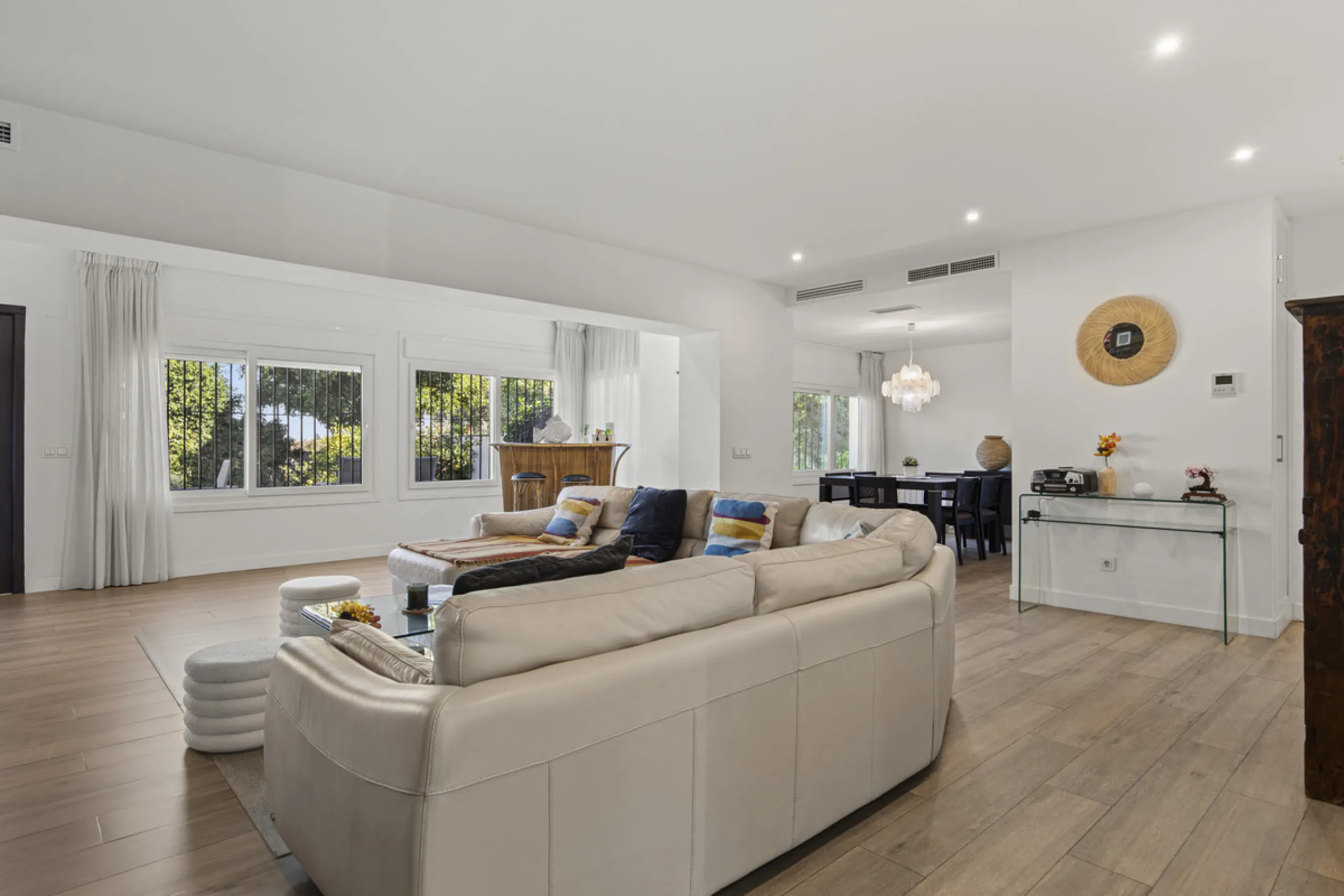 House - Detached Villa в продаже в Marbella, Málaga. В доме 4 спален и 3 ванных комнат. Площадь дома 230 м². Площадь участка 936 м²