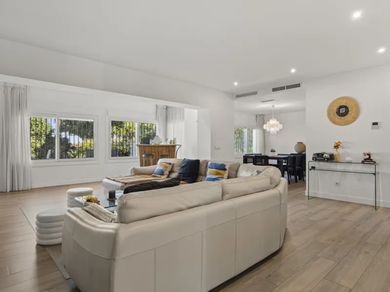 House - Detached Villa в продаже в Marbella, Málaga. В доме 4 спален и 3 ванных комнат. Площадь дома 230 м². Площадь участка 936 м²
