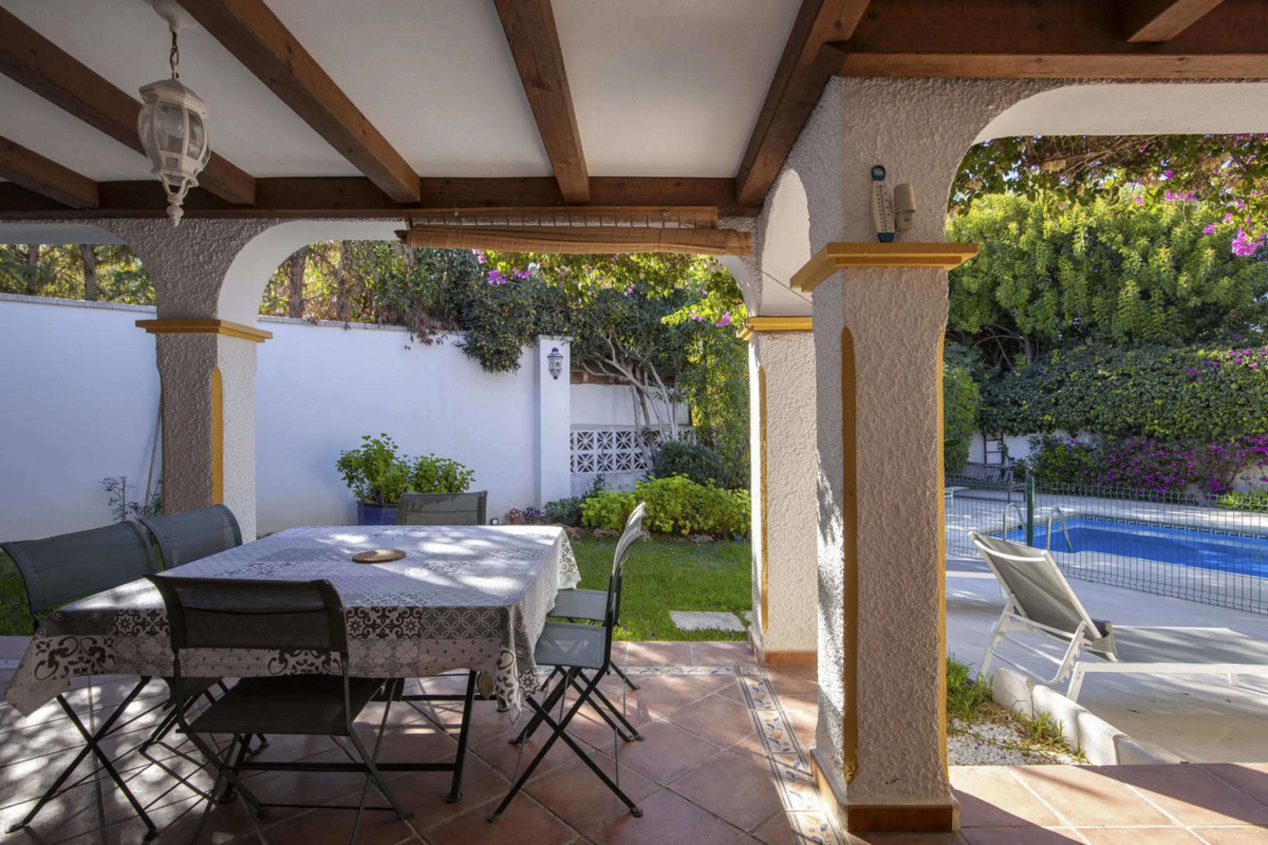 House - Detached Villa в продаже в Marbella, Málaga. В доме 4 спален и 3 ванных комнат. Площадь дома 230 м². Площадь участка 936 м²