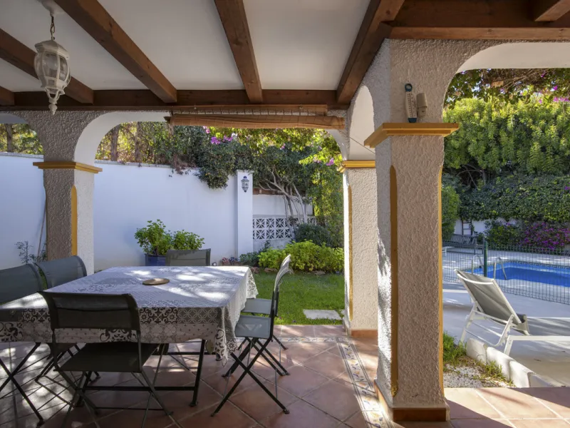 House - Detached Villa в продаже в Marbella, Málaga. В доме 4 спален и 3 ванных комнат. Площадь дома 230 м². Площадь участка 936 м²