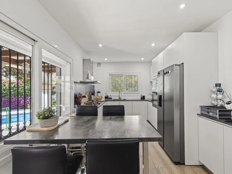House - Detached Villa в продаже в Marbella, Málaga. В доме 4 спален и 3 ванных комнат. Площадь дома 230 м². Площадь участка 936 м²