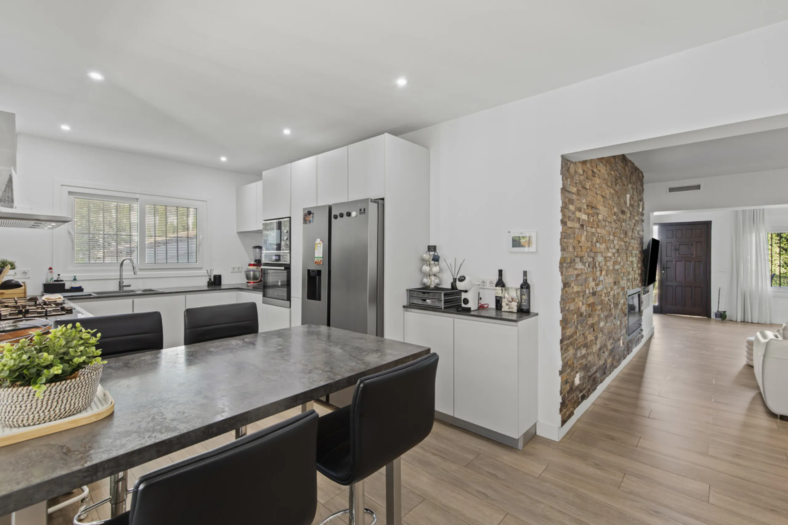 House - Detached Villa в продаже в Marbella, Málaga. В доме 4 спален и 3 ванных комнат. Площадь дома 230 м². Площадь участка 936 м²