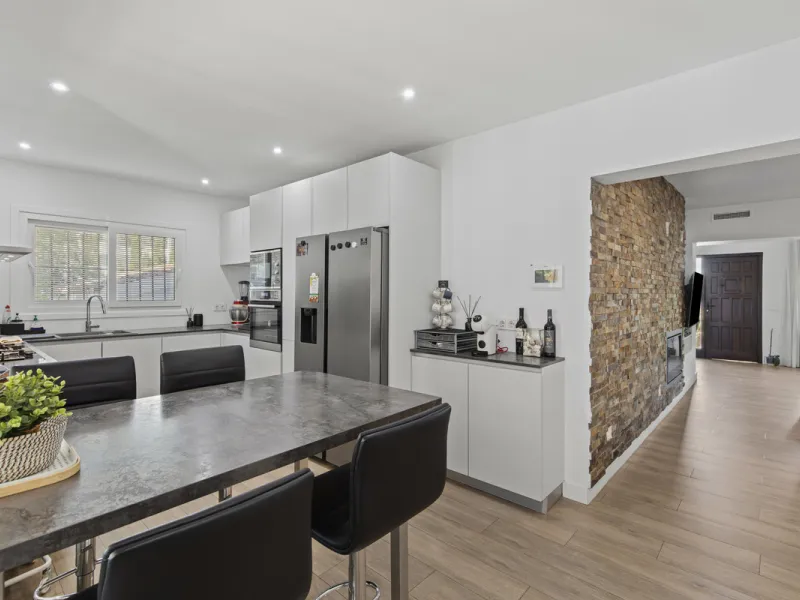 House - Detached Villa в продаже в Marbella, Málaga. В доме 4 спален и 3 ванных комнат. Площадь дома 230 м². Площадь участка 936 м²