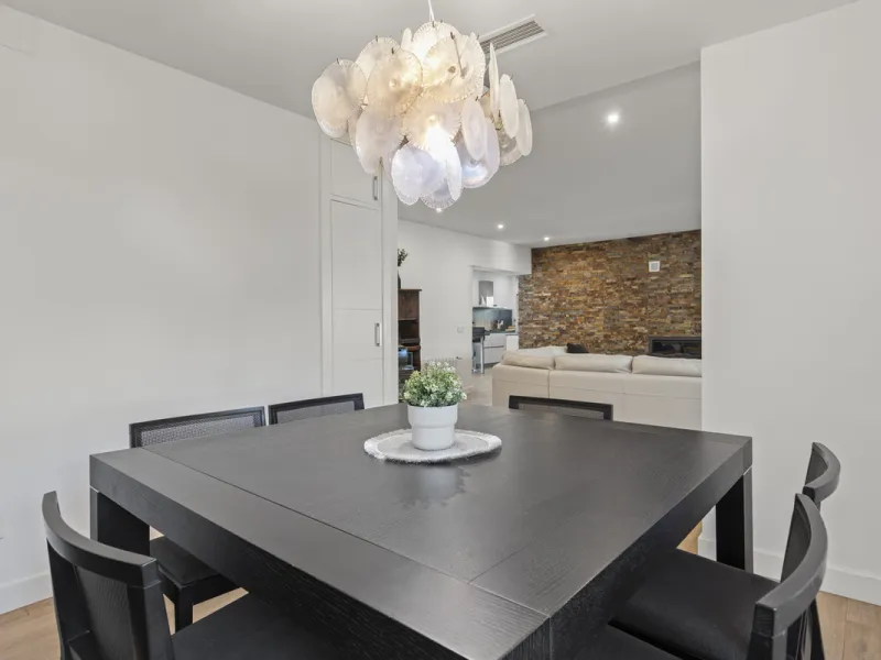 House - Detached Villa в продаже в Marbella, Málaga. В доме 4 спален и 3 ванных комнат. Площадь дома 230 м². Площадь участка 936 м²