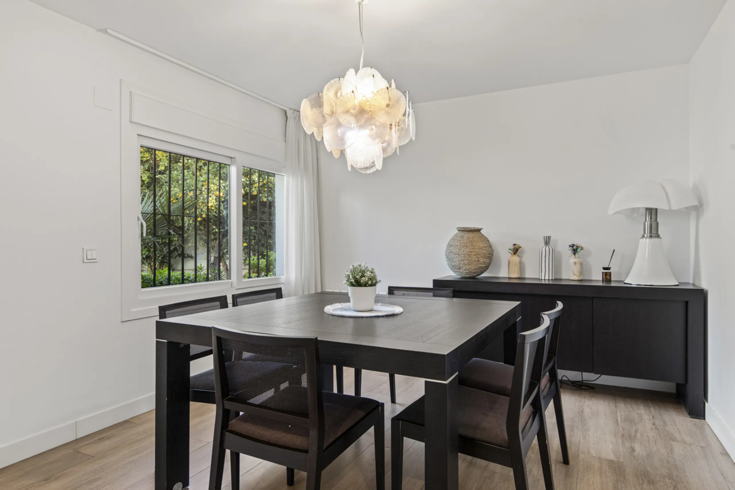 House - Detached Villa в продаже в Marbella, Málaga. В доме 4 спален и 3 ванных комнат. Площадь дома 230 м². Площадь участка 936 м²