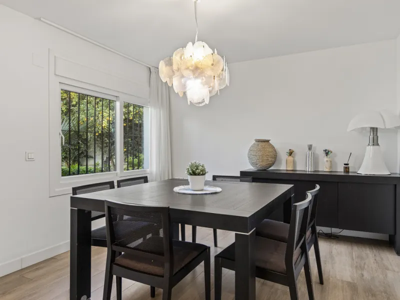 House - Detached Villa в продаже в Marbella, Málaga. В доме 4 спален и 3 ванных комнат. Площадь дома 230 м². Площадь участка 936 м²