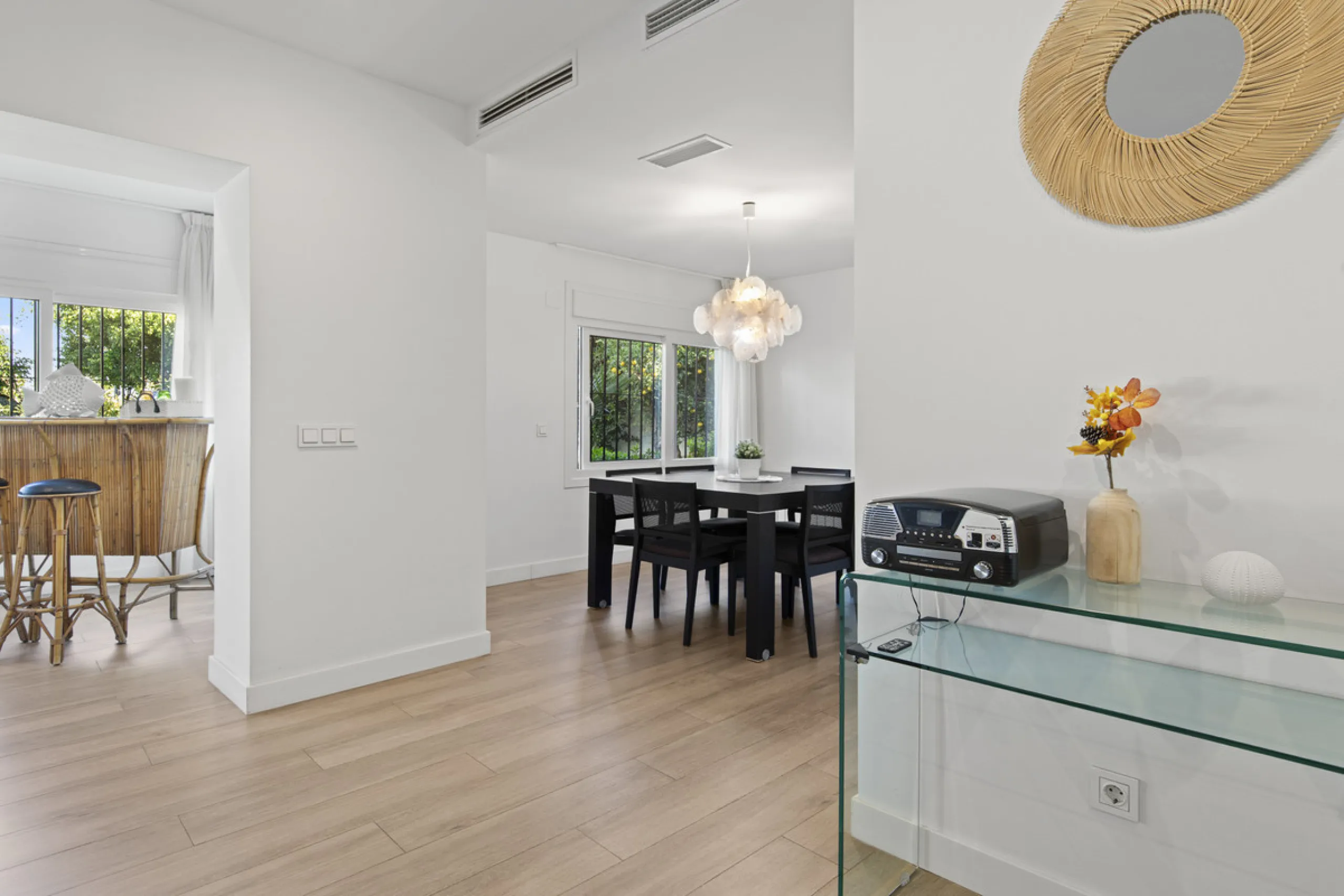 House - Detached Villa в продаже в Marbella, Málaga. В доме 4 спален и 3 ванных комнат. Площадь дома 230 м². Площадь участка 936 м²