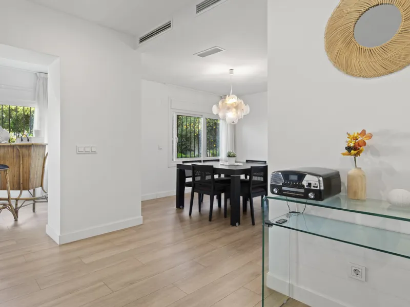 House - Detached Villa в продаже в Marbella, Málaga. В доме 4 спален и 3 ванных комнат. Площадь дома 230 м². Площадь участка 936 м²