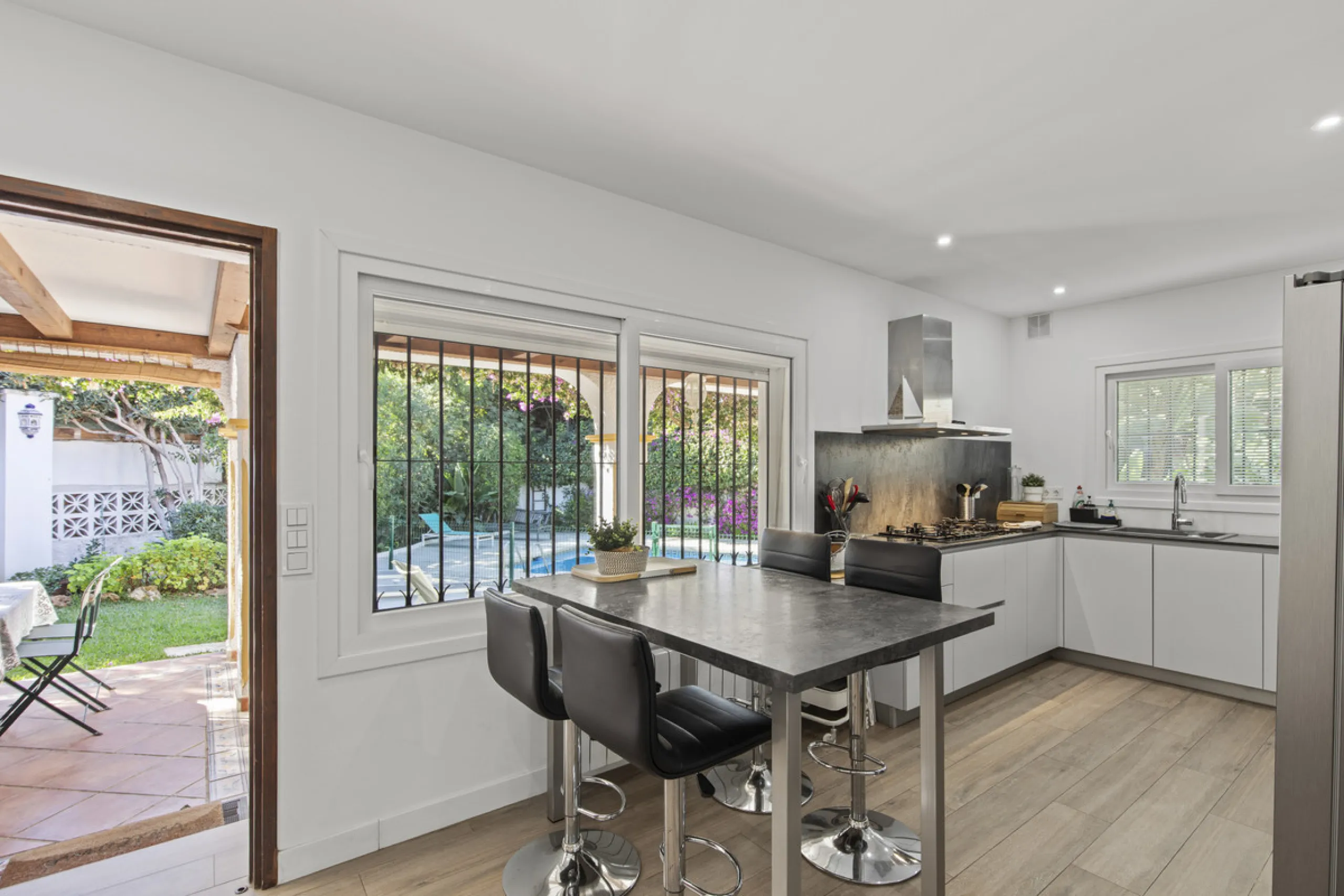 House - Detached Villa в продаже в Marbella, Málaga. В доме 4 спален и 3 ванных комнат. Площадь дома 230 м². Площадь участка 936 м²