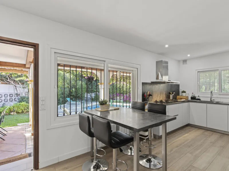 House - Detached Villa в продаже в Marbella, Málaga. В доме 4 спален и 3 ванных комнат. Площадь дома 230 м². Площадь участка 936 м²