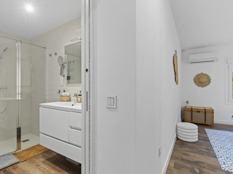 House - Detached Villa в продаже в Marbella, Málaga. В доме 4 спален и 3 ванных комнат. Площадь дома 230 м². Площадь участка 936 м²