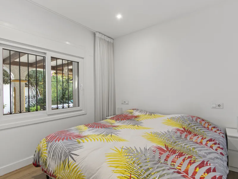 House - Detached Villa в продаже в Marbella, Málaga. В доме 4 спален и 3 ванных комнат. Площадь дома 230 м². Площадь участка 936 м²