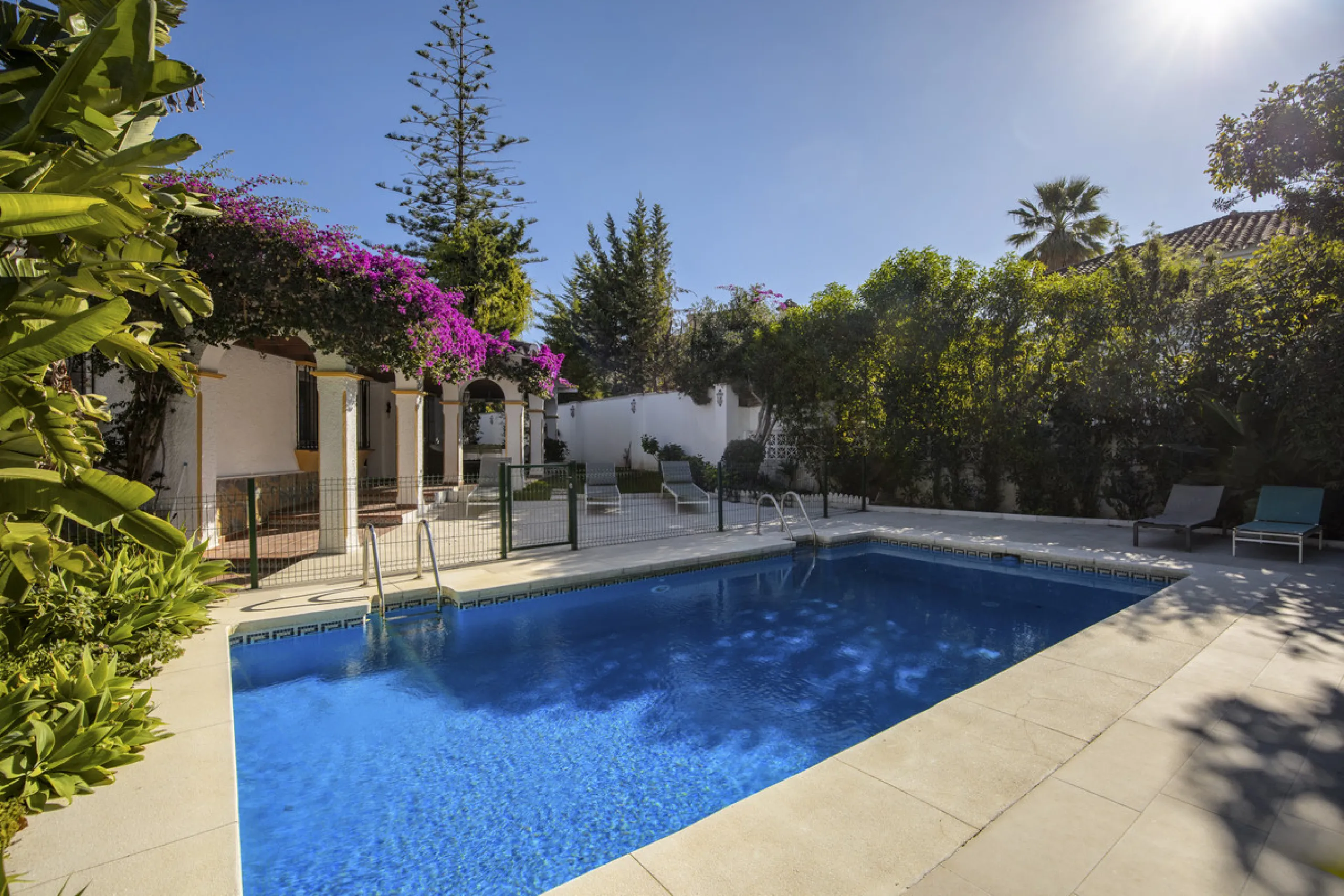 House - Detached Villa в продаже в Marbella, Málaga. В доме 4 спален и 3 ванных комнат. Площадь дома 230 м². Площадь участка 936 м²