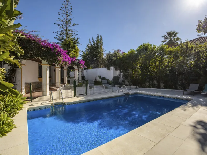 House - Detached Villa в продаже в Marbella, Málaga. В доме 4 спален и 3 ванных комнат. Площадь дома 230 м². Площадь участка 936 м²