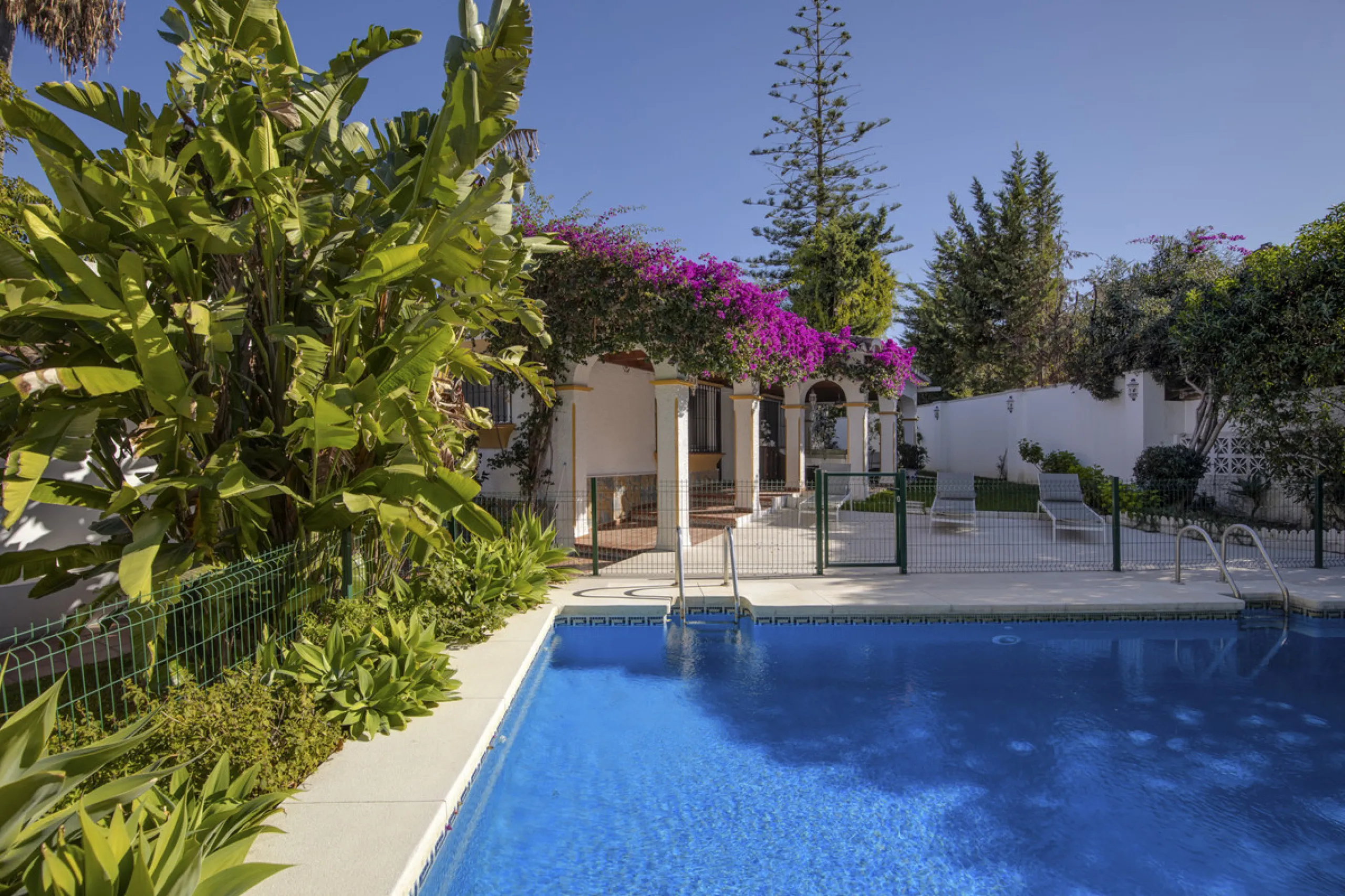 House - Detached Villa в продаже в Marbella, Málaga. В доме 4 спален и 3 ванных комнат. Площадь дома 230 м². Площадь участка 936 м²