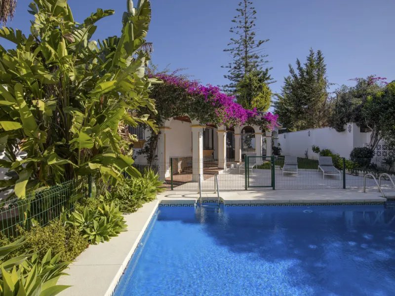 House - Detached Villa в продаже в Marbella, Málaga. В доме 4 спален и 3 ванных комнат. Площадь дома 230 м². Площадь участка 936 м²