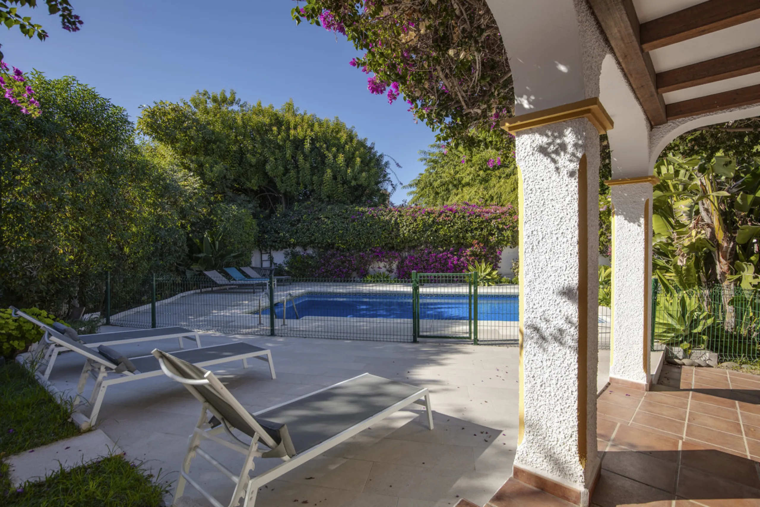 House - Detached Villa в продаже в Marbella, Málaga. В доме 4 спален и 3 ванных комнат. Площадь дома 230 м². Площадь участка 936 м²