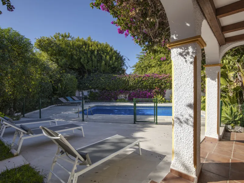House - Detached Villa в продаже в Marbella, Málaga. В доме 4 спален и 3 ванных комнат. Площадь дома 230 м². Площадь участка 936 м²