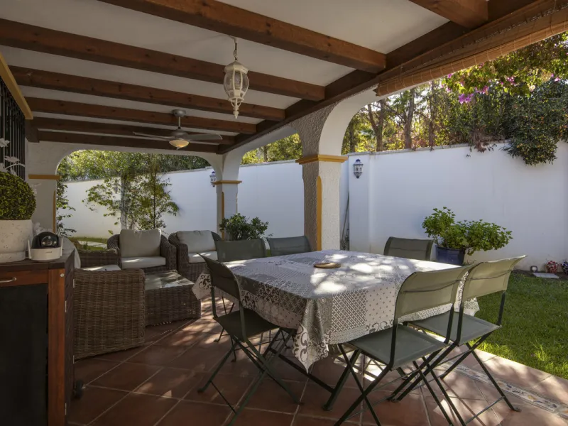 House - Detached Villa в продаже в Marbella, Málaga. В доме 4 спален и 3 ванных комнат. Площадь дома 230 м². Площадь участка 936 м²
