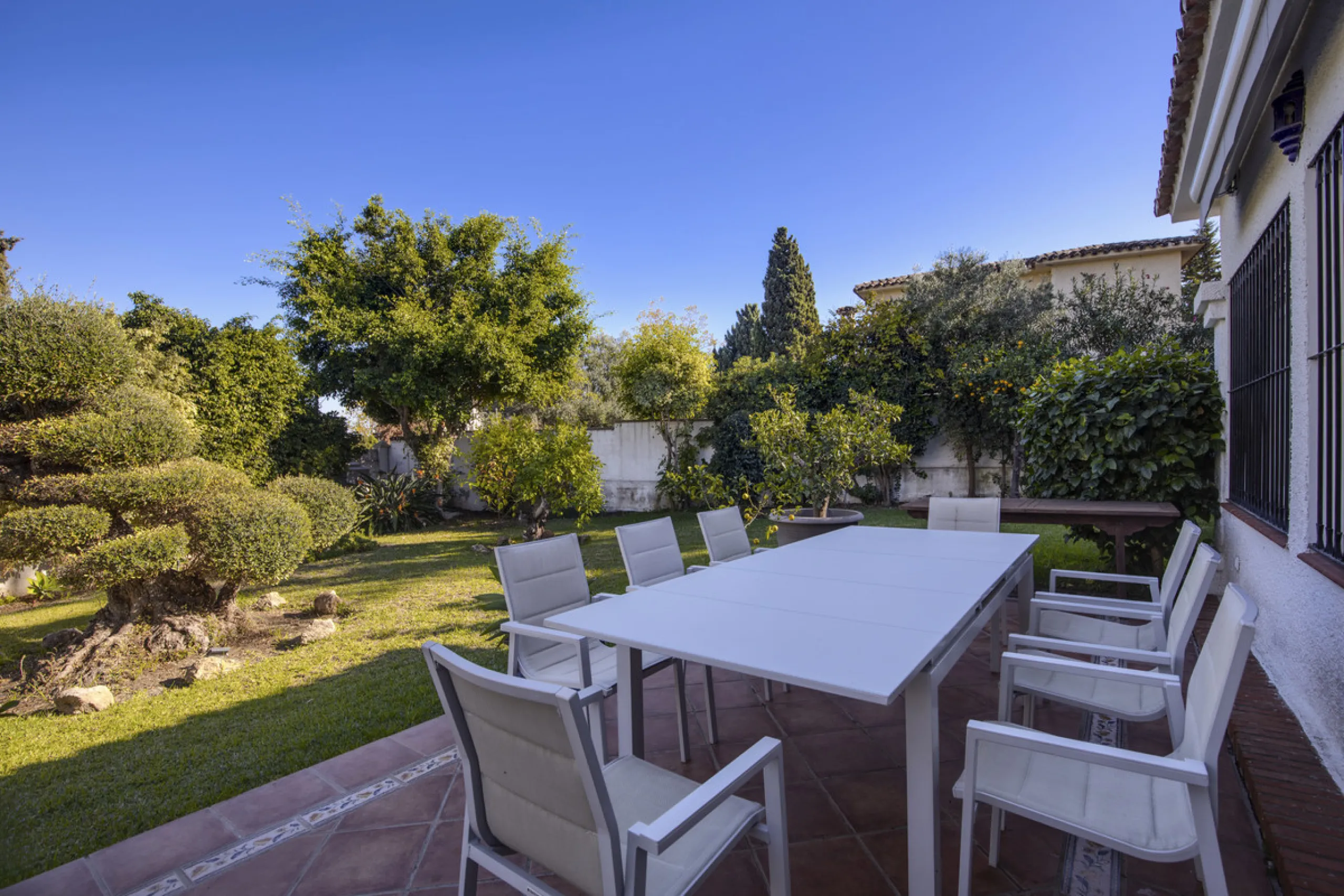 House - Detached Villa в продаже в Marbella, Málaga. В доме 4 спален и 3 ванных комнат. Площадь дома 230 м². Площадь участка 936 м²
