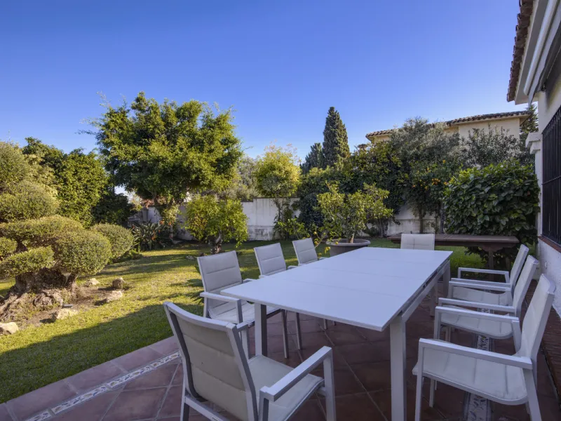 House - Detached Villa в продаже в Marbella, Málaga. В доме 4 спален и 3 ванных комнат. Площадь дома 230 м². Площадь участка 936 м²
