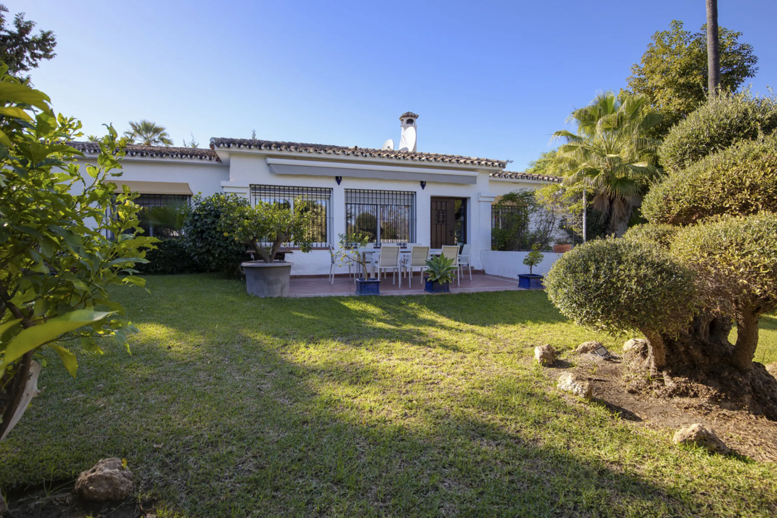 House - Detached Villa в продаже в Marbella, Málaga. В доме 4 спален и 3 ванных комнат. Площадь дома 230 м². Площадь участка 936 м²