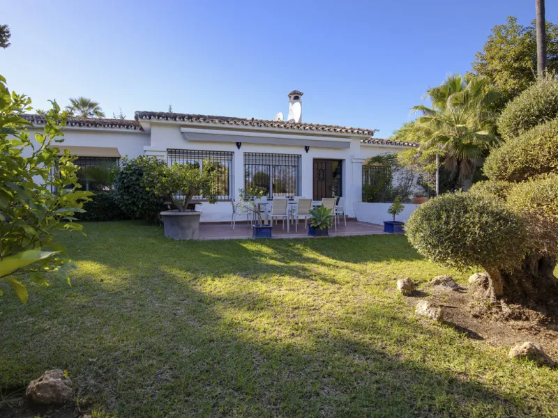 House - Detached Villa в продаже в Marbella, Málaga. В доме 4 спален и 3 ванных комнат. Площадь дома 230 м². Площадь участка 936 м²
