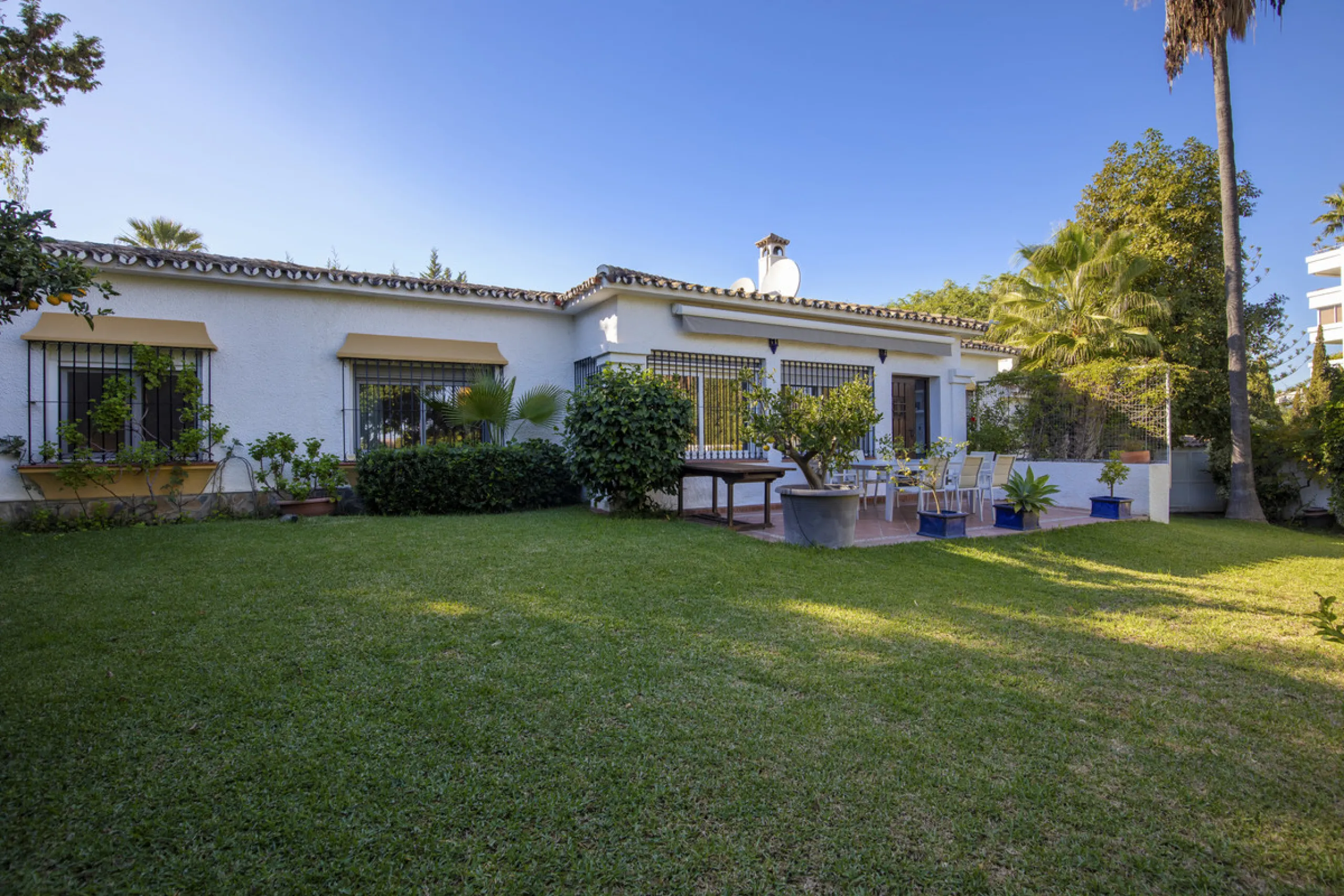 House - Detached Villa в продаже в Marbella, Málaga. В доме 4 спален и 3 ванных комнат. Площадь дома 230 м². Площадь участка 936 м²