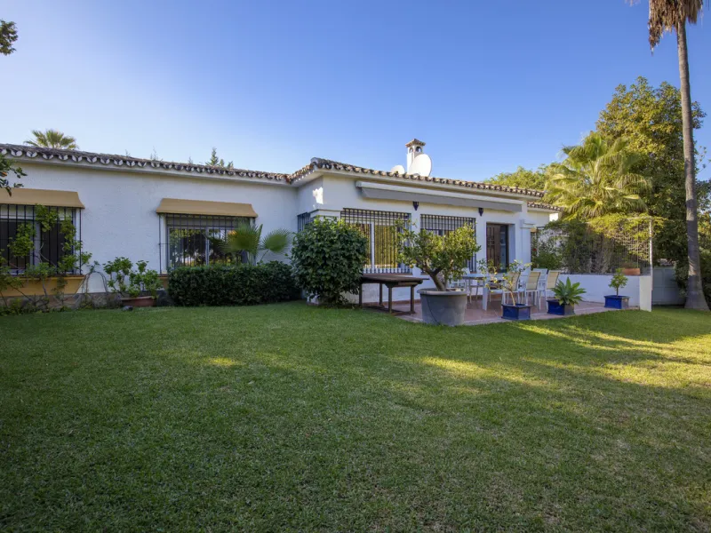 House - Detached Villa в продаже в Marbella, Málaga. В доме 4 спален и 3 ванных комнат. Площадь дома 230 м². Площадь участка 936 м²