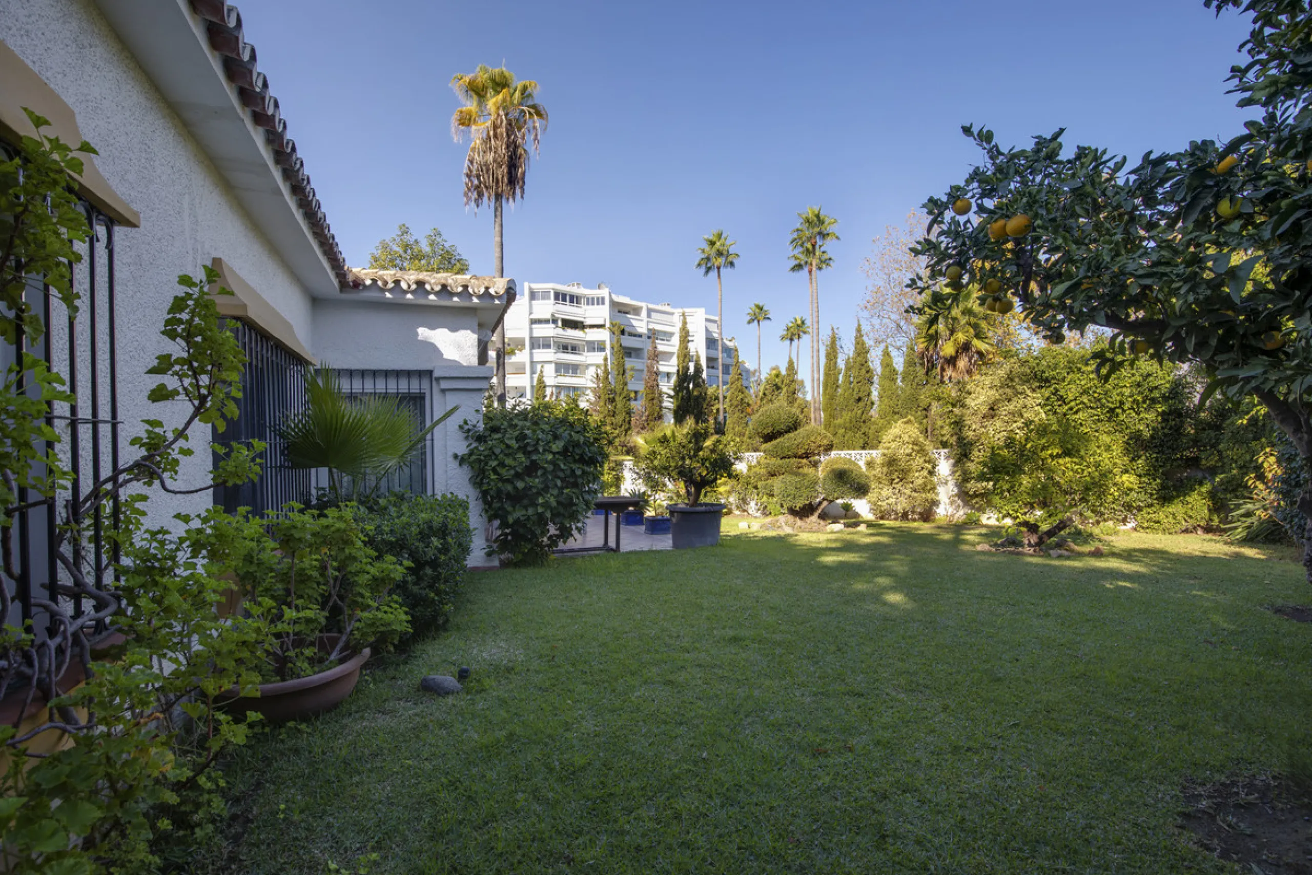 House - Detached Villa в продаже в Marbella, Málaga. В доме 4 спален и 3 ванных комнат. Площадь дома 230 м². Площадь участка 936 м²