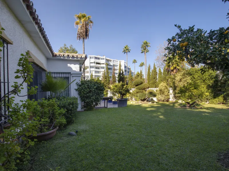 House - Detached Villa в продаже в Marbella, Málaga. В доме 4 спален и 3 ванных комнат. Площадь дома 230 м². Площадь участка 936 м²