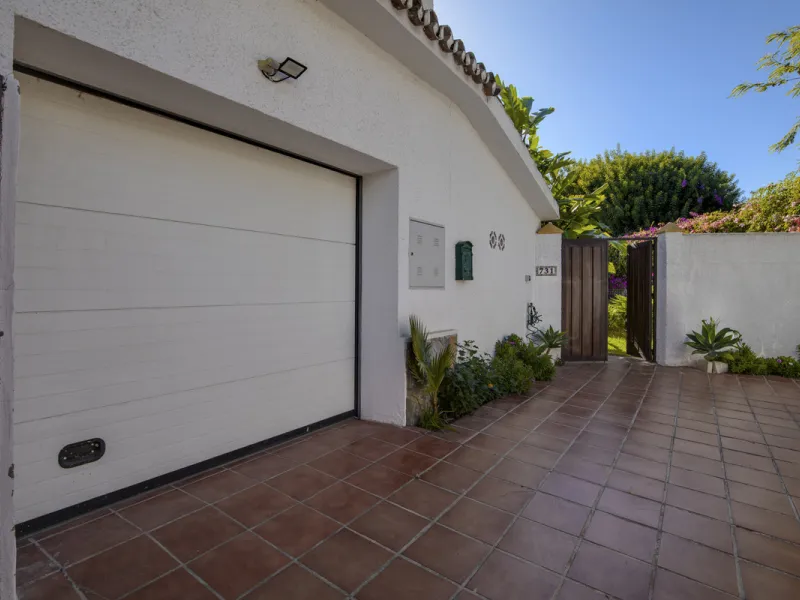 House - Detached Villa в продаже в Marbella, Málaga. В доме 4 спален и 3 ванных комнат. Площадь дома 230 м². Площадь участка 936 м²