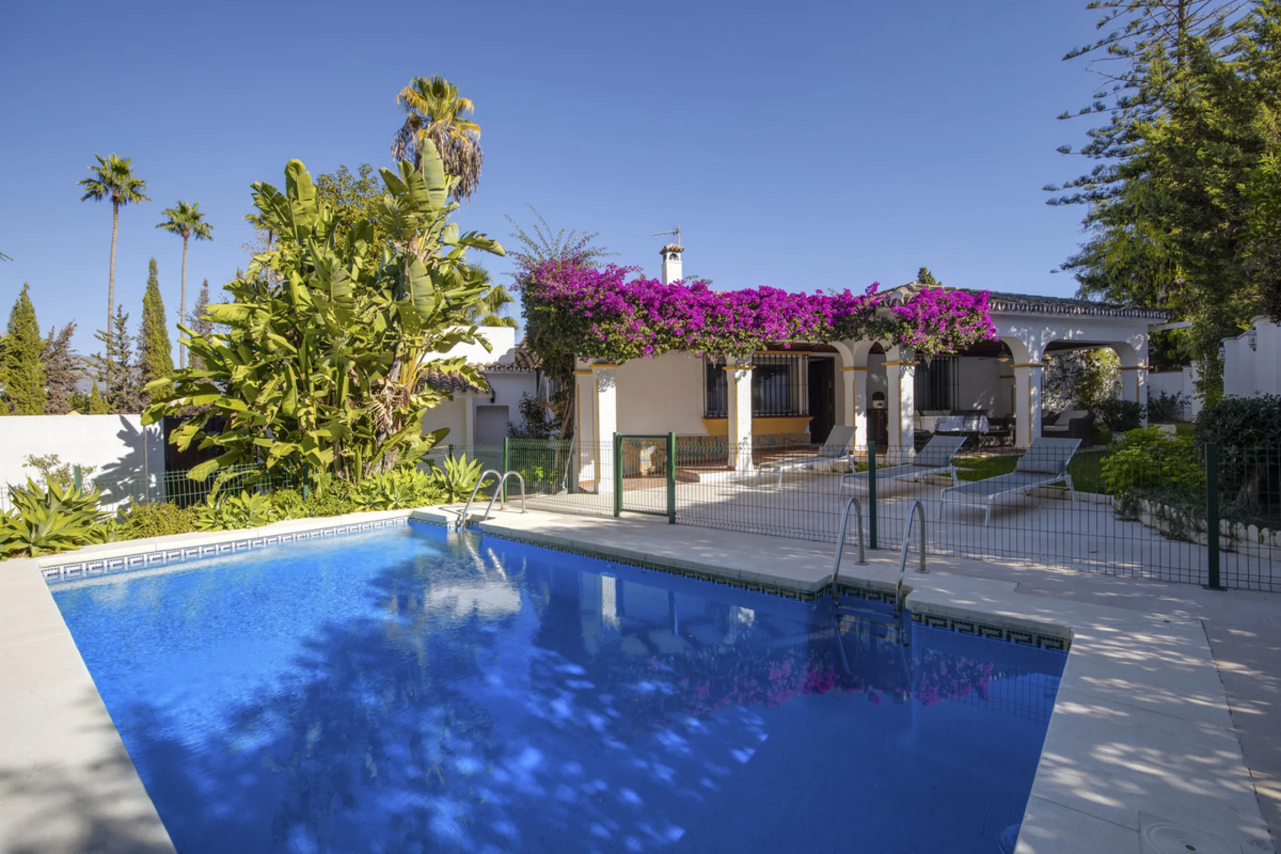 House - Detached Villa в продаже в Marbella, Málaga. В доме 4 спален и 3 ванных комнат. Площадь дома 230 м². Площадь участка 936 м²
