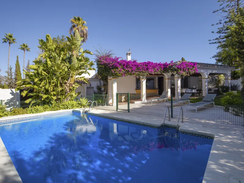 House - Detached Villa в продаже в Marbella, Málaga. В доме 4 спален и 3 ванных комнат. Площадь дома 230 м². Площадь участка 936 м²