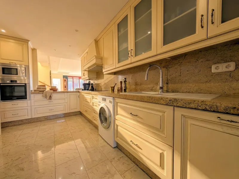 Centrally located with great views & privacy, this stunning penthouse benefits from sunlight all day and enjoys spectacular sunsets from the upper terrace.