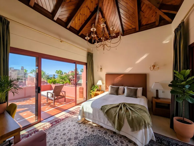 Centrally located with great views & privacy, this stunning penthouse benefits from sunlight all day and enjoys spectacular sunsets from the upper terrace.