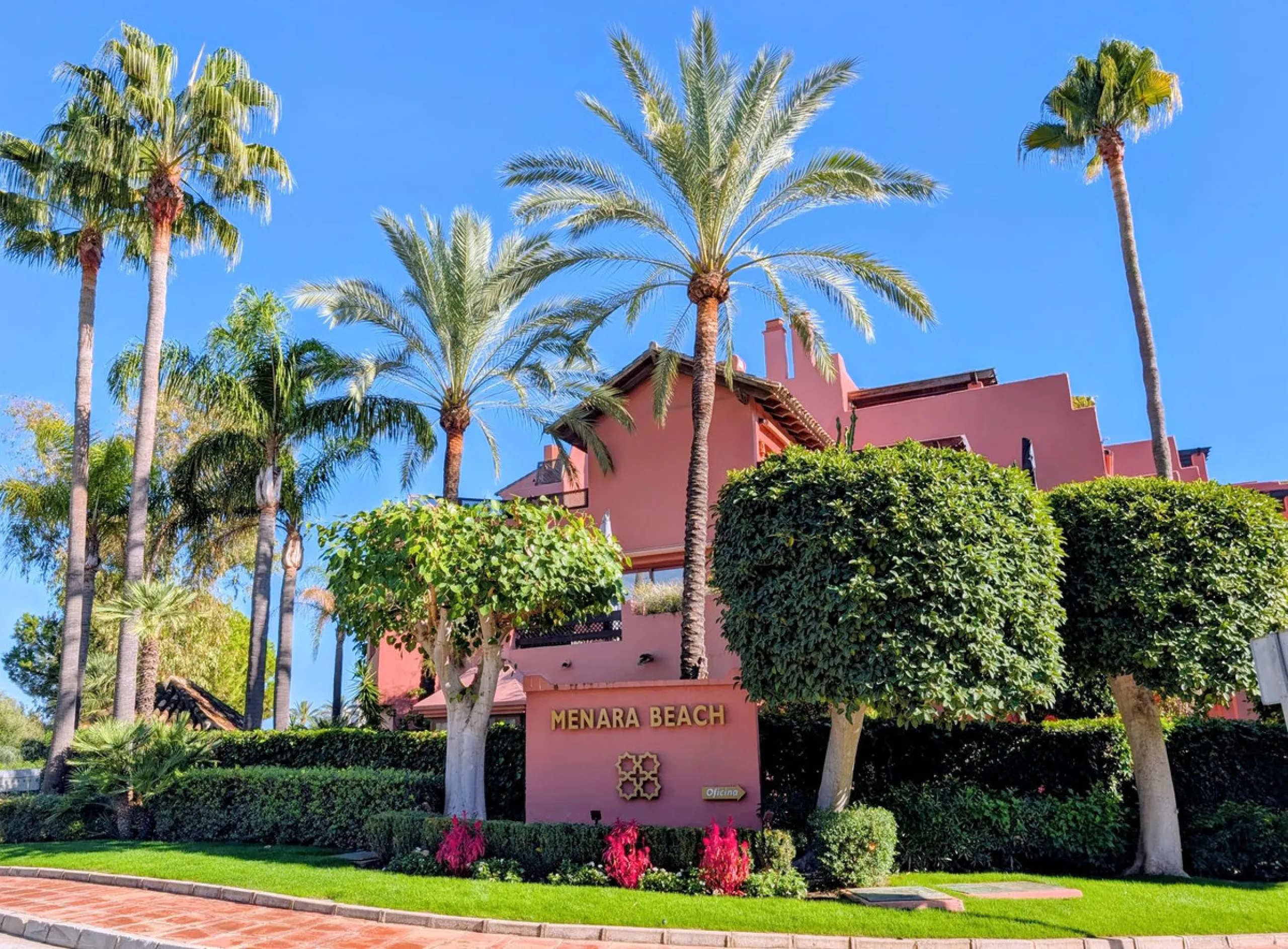 Centrally located with great views & privacy, this stunning penthouse benefits from sunlight all day and enjoys spectacular sunsets from the upper terrace.