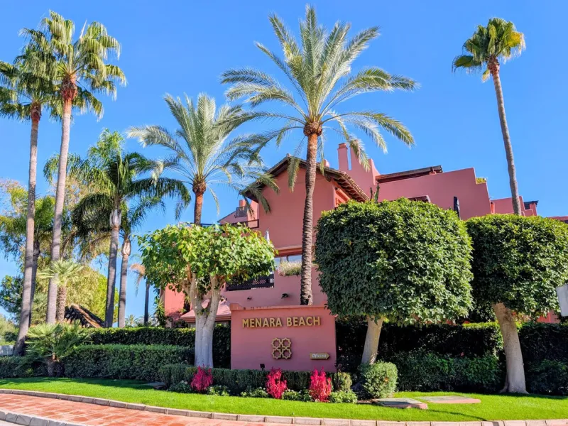 Centrally located with great views & privacy, this stunning penthouse benefits from sunlight all day and enjoys spectacular sunsets from the upper terrace.