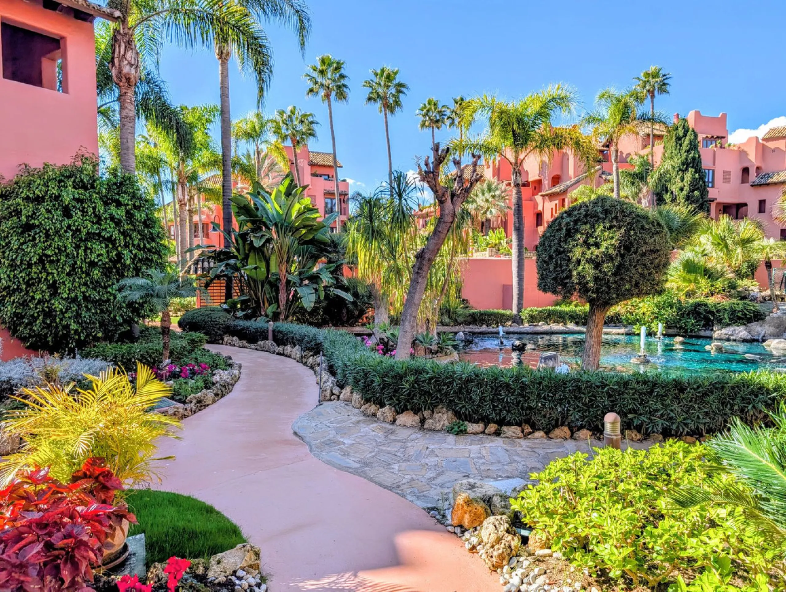 Centrally located with great views & privacy, this stunning penthouse benefits from sunlight all day and enjoys spectacular sunsets from the upper terrace.