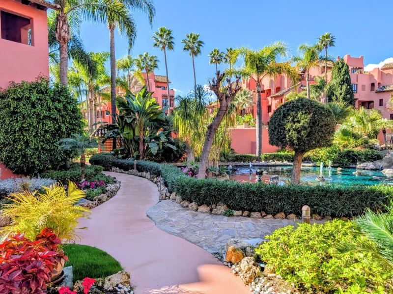 Centrally located with great views & privacy, this stunning penthouse benefits from sunlight all day and enjoys spectacular sunsets from the upper terrace.