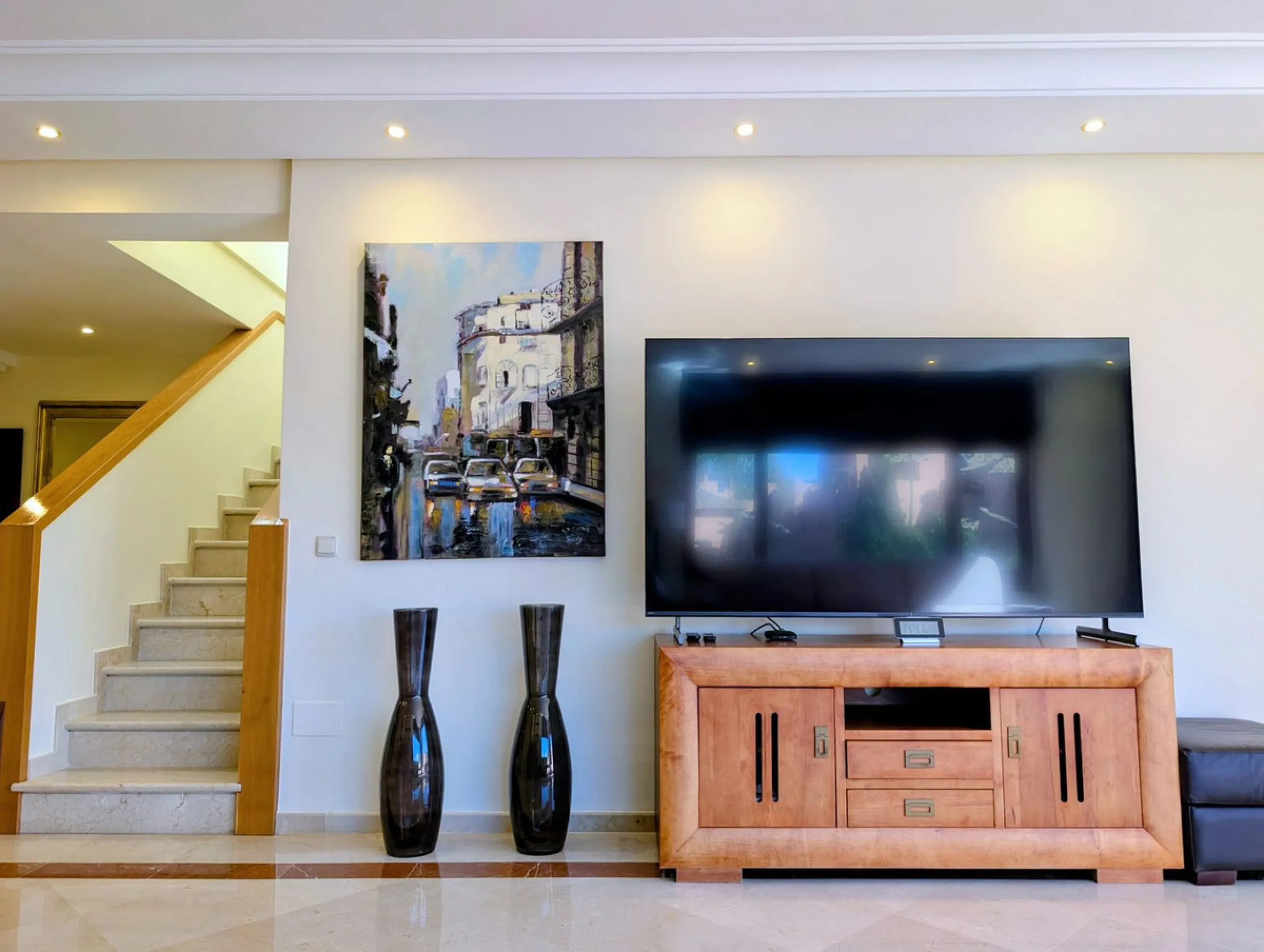 Centrally located with great views & privacy, this stunning penthouse benefits from sunlight all day and enjoys spectacular sunsets from the upper terrace.